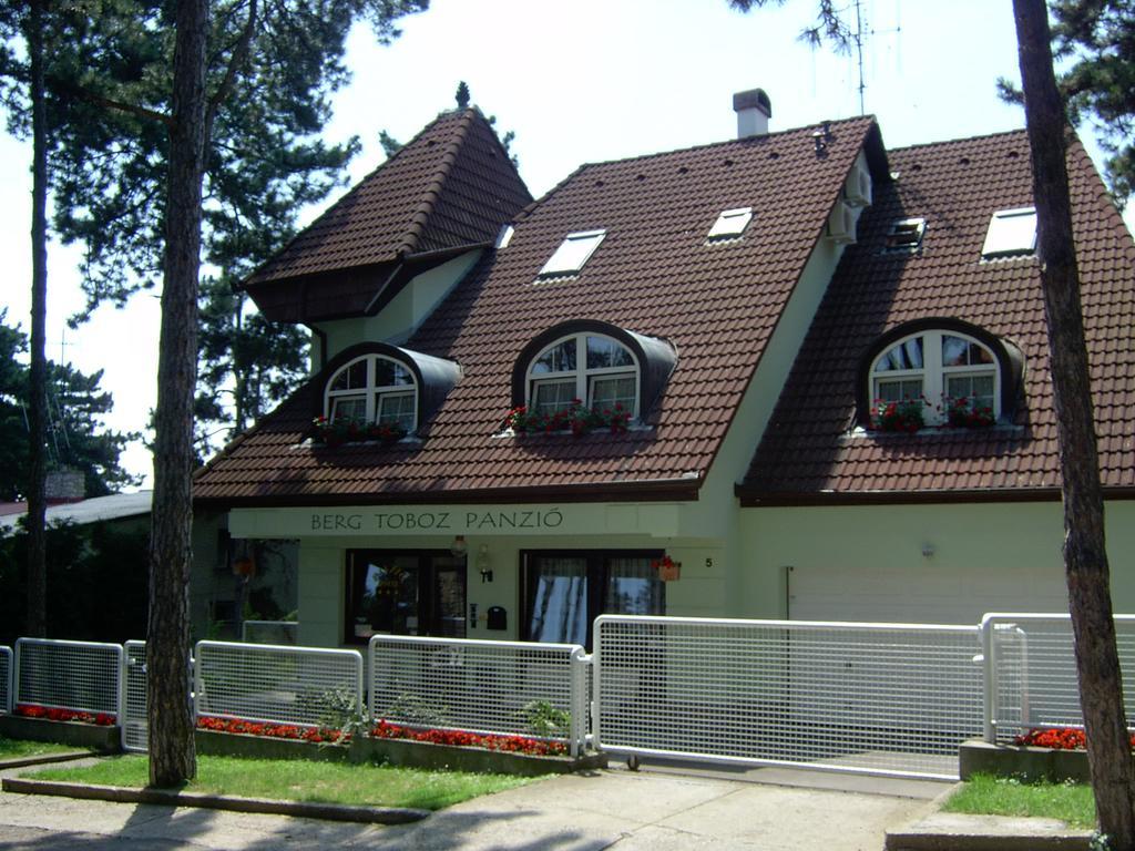 Berg Toboz Panzio Hotel Pécs Eksteriør billede