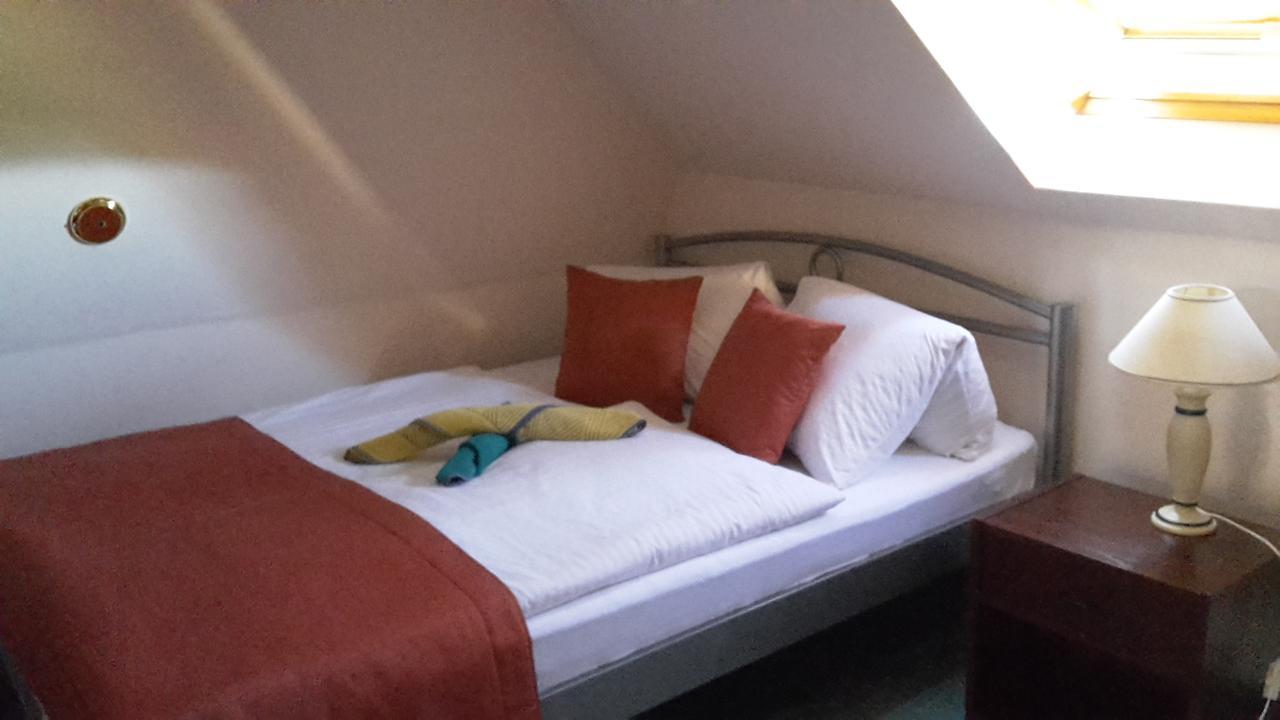 Berg Toboz Panzio Hotel Pécs Eksteriør billede